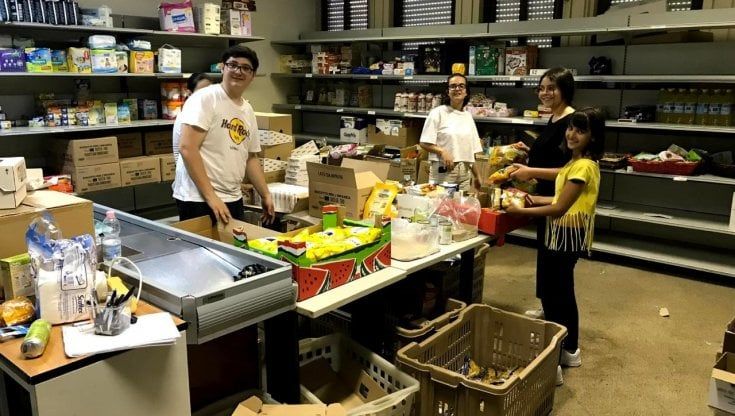 Bari, allarme povertà: Incontra aumenta del 50 per cento la disponibilità del market solidale. "Troppe famiglie non vivono, sopravvivono"