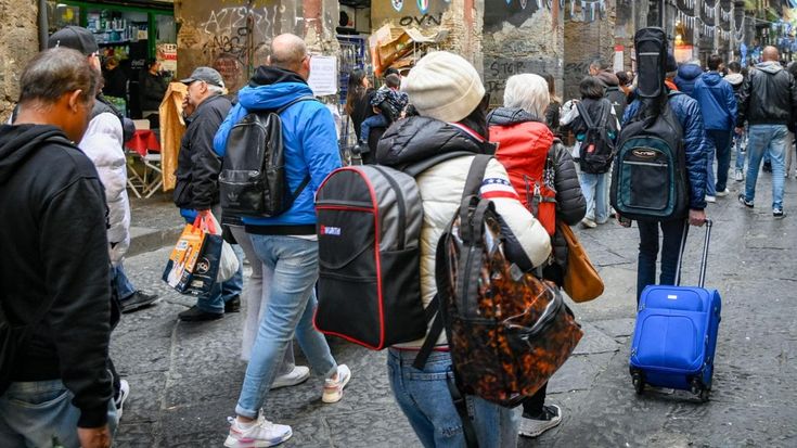 Comune Napoli, aumenta la tassa di soggiorno: un euro in più, in settimana la delibera