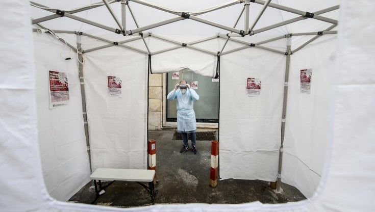 Covid, Zangrillo su Twitter: "Lavativi seriali gli asintomatici che non lavorano per settimane". E scoppia la polemica