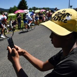 La truffa dello specchietto diventa quella dello smartphone