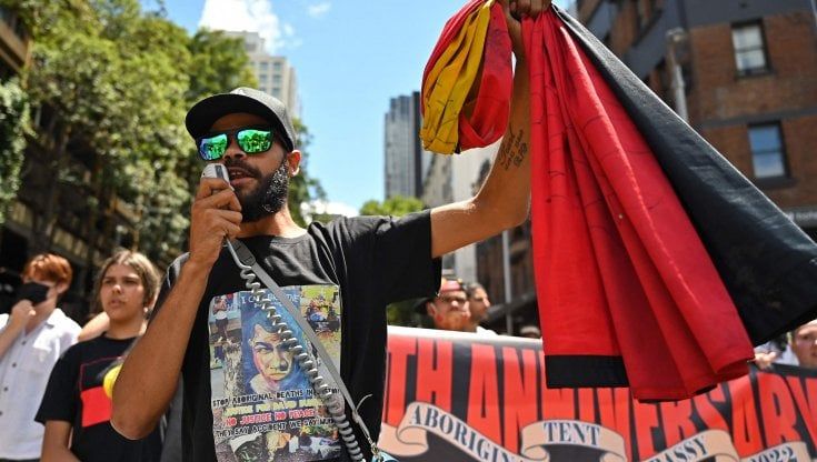 Australia, gli aborigeni contestano la festa nazionale: "Non si celebra il giorno dell'Invasione". Il governo "compra" la loro bandiera