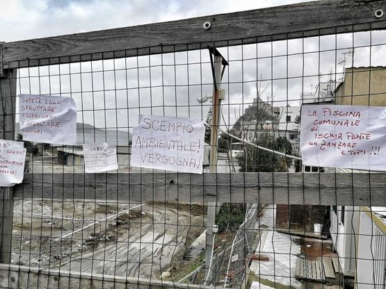 Ischia, sit-in contro il cantiere infinito del parcheggio: “Oltraggio alla bellezza”
