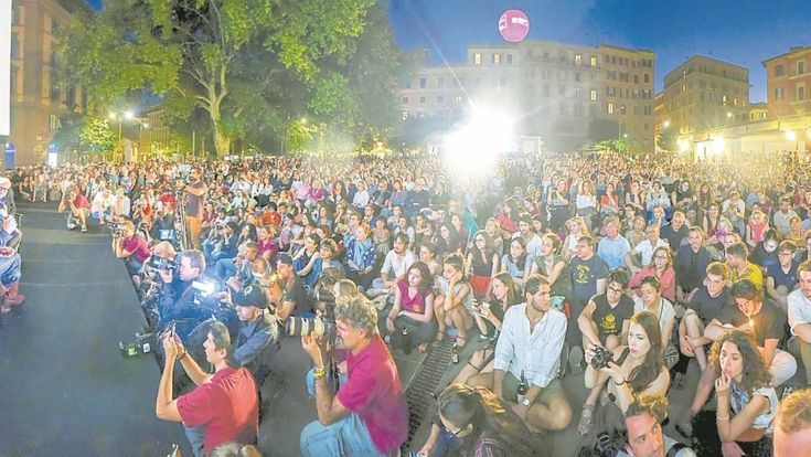Chi ha paura dei ragazzi che portano i film in piazza