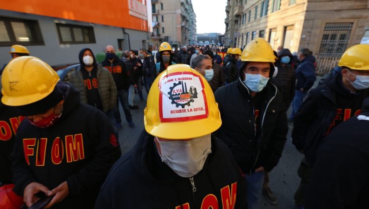 Arcelor Mittal, sciopero e corteo contro i licenziamenti, tensione in piazza, ma i poliziotti si tolgono il casco e parte l'applauso