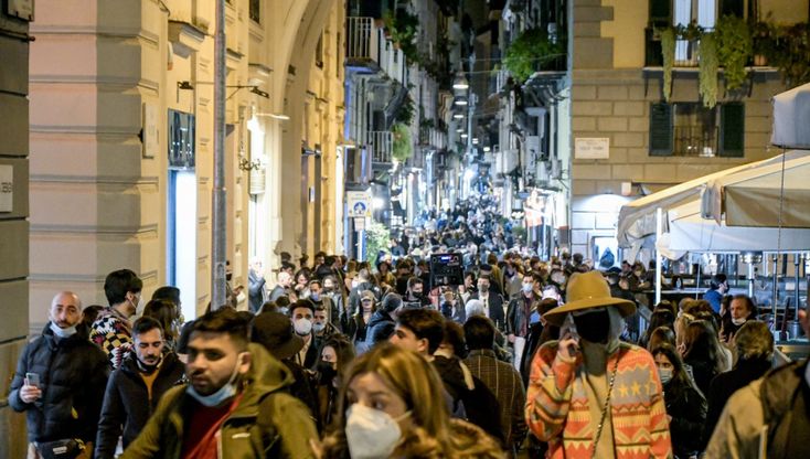 Napoli, strade affollate e assembramenti, pochi controlli, traffico in tilt