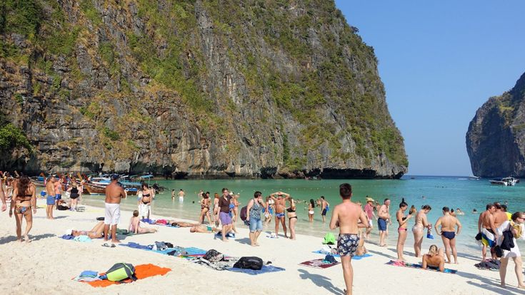 Città e spiagge scoppiano: il turista non è più il benvenuto