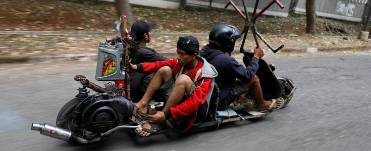 Vespa, in Indonesia il raduno più folle