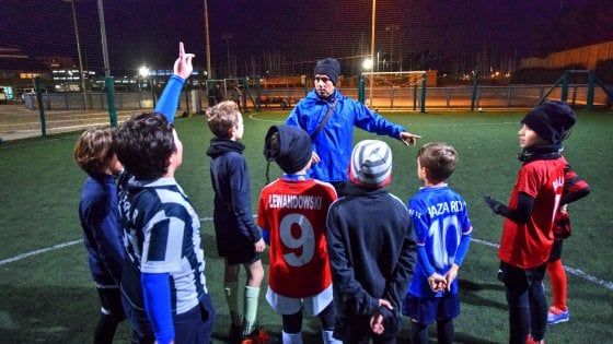 Niente fischietti, ruoli e cartellini rossi, l'allenatore di calcio a Bari è montessoriano: "Insegno ai bambini a giocare"
