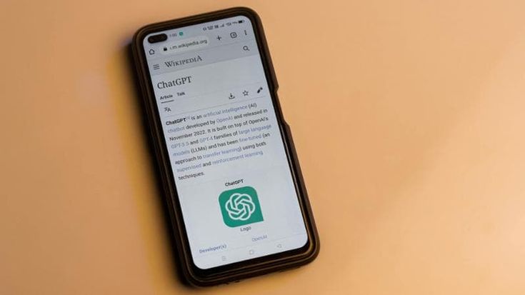 Wikipedia finisce sotto assedio: “Troppi falsi prodotti con l’IA”. Stretta normativa in Inghilterra