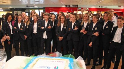 Calcio, Mondiali donne: inno e torta per le azzurre in partenza per la Francia