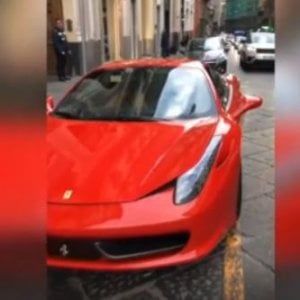 Napoli, il ristoratore con la Ferrari nello spazio per i disabili: "Ho sbagliato, ma mi ero fermato solo un attimo..."