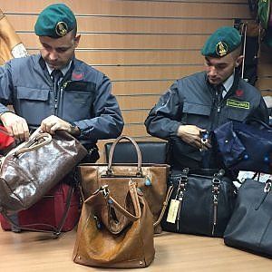 Torino, dal mercato alla fabbrica: la Finanza scopre la filiera degli Chanel "tarocchi"