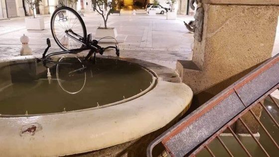 Salento, vandalizzano la fontana: incastrati dai social. "La pena? Pulire tutto il centro storico"