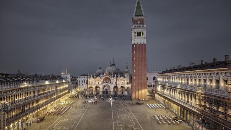 Via caos e turisti: miracolo a Venezia