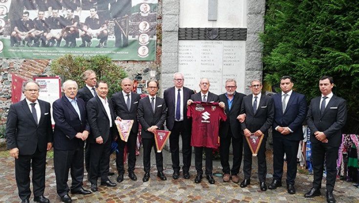 Il Benfica visita Superga per ricordare il Grande Torino