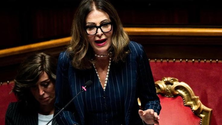 Le allegre consulenze dell’Enit, si spacca la maggioranza. Santanché sempre più sola
