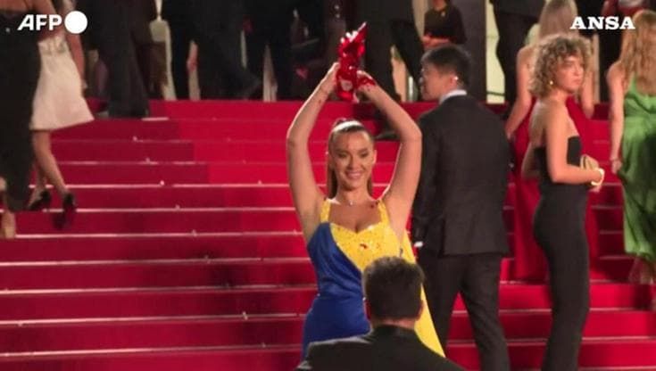 Cannes, donna vestita con i colori dell'Ucraina si cosparge di sangue finto: il gesto sulla scalinata del Palais