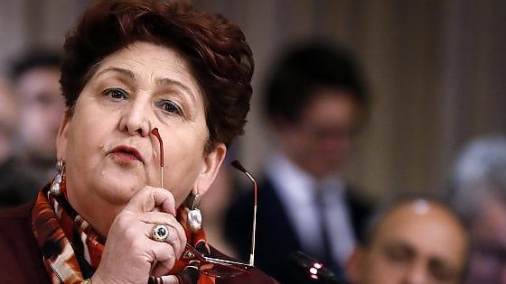 600 mila immigrati regolarizzati subito per decreto: l'offensiva di Bellanova per braccianti e colf