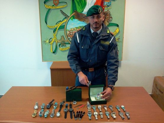 Falsi orologi di lusso, sigilli a un laboratorio
