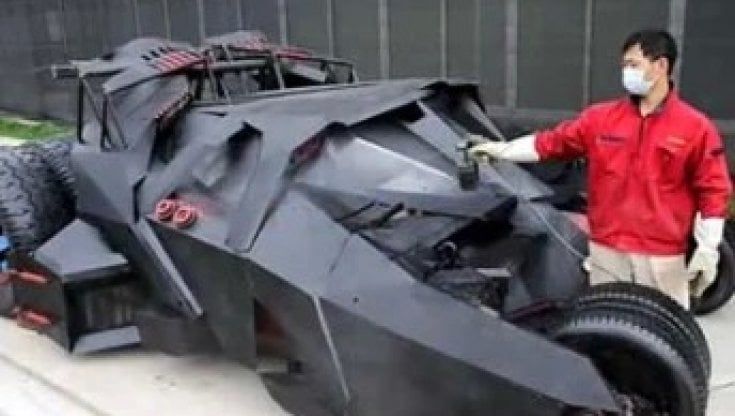 Batmobile made in Shanghai. Ma con gli scarti degli sfasciacarrozze