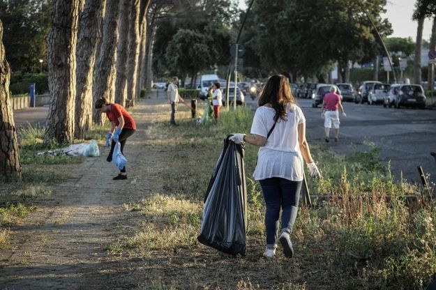 Virgiliano: I residenti si mobilitano e puliscono la strada del parco da soli