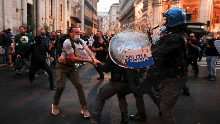 No Green pass e scontri a Roma, invasa sede Cgil. Solidarietà di Mattarella. Draghi: "Sindacato presidio democratico". Lamorgese; "Violenta carica eversiva". Landini: "Squadrismo fascista". 
