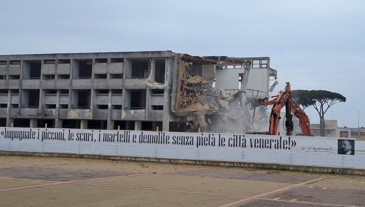 Nardò, al via demolizione del gerontocomio di Panella: ignorato l'appello degli architetti italiani. Sul cantiere un motto futurista di Marinetti: "Impugnate i picconi, senza pietà"