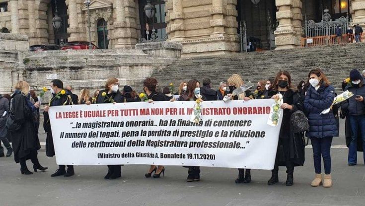 Flash mob in Cassazione dei precari della giustizia. In piazza anche Ielo e Albamonte