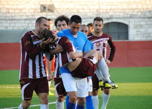 Siracusa, il calciatore piange dal dolore<br />L'avversario lo prende in braccio