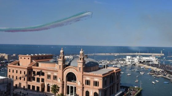 Bari, oltre 200mila persone sul lungomare per le Frecce tricolori: "Numeri da record per san Nicola"