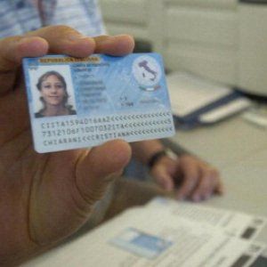Carta identità elettronica con impronte digitali e volontà sulla donazione d'organi