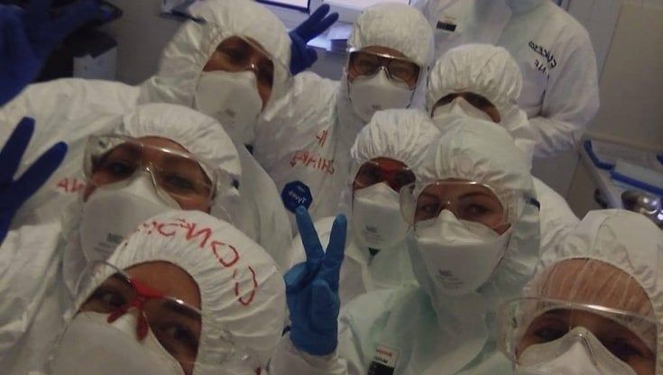Un 90enne ricoverato nel Comasco per Covid dice al medico "Lasciami andare". Lui lo salva e lo ringrazia: "Ci dai la forza per continuare"