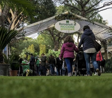 Sorpresa a Riccione, viale Ceccarini è un immenso prato verde