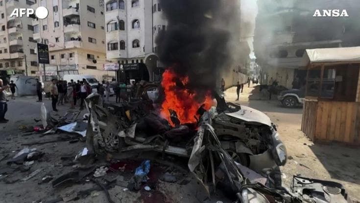 Gaza City, colpita un'auto nel quartiere di Tel al-Hawa: almeno due morti
