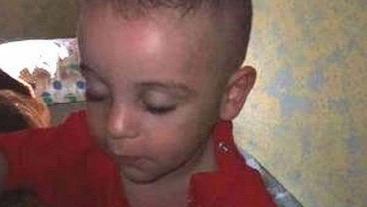La morte del piccolo Evan a Rosolini, i risultati dell'autopsia: "polmonite causata dalle percosse"