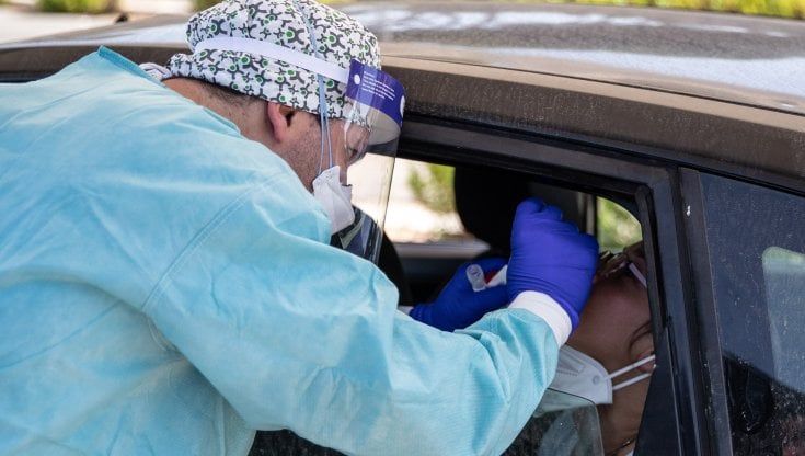 Coronavirus Lazio, risalgono i casi, 1.791 positivi e 45 decessi. L'assessore: "Per lo shopping natalizio indispensabile evitare luoghi affollati"