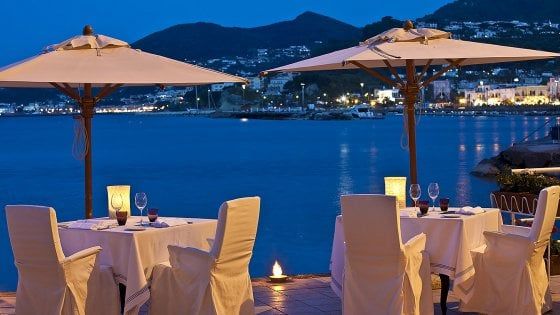 Ischia, quanta vivacità all'Indaco dell'Albergo della Regina Isabella 