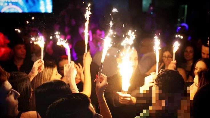 Fuochi d’artificio sulle bottiglie, il governatore Fontana ai locali: “Basta con gli sparkler”