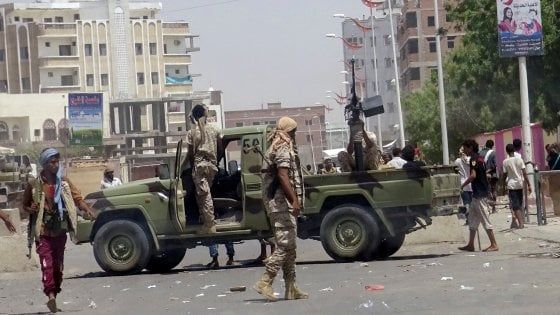 Yemen, attentato dell'Is ad Aden contro sede della milizia: 60 morti