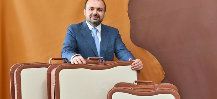 Schedoni mette tutto in una valigia