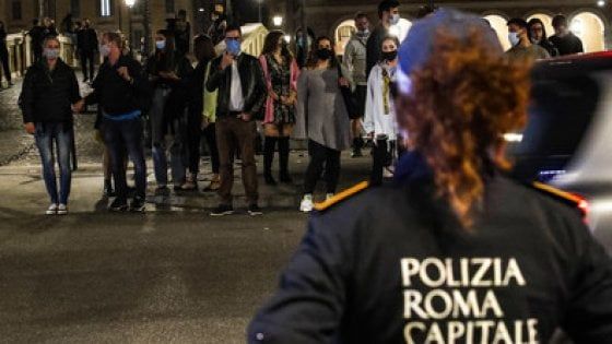 Virus, impennata di contagi: stop alla sosta in piedi davanti ai locali 