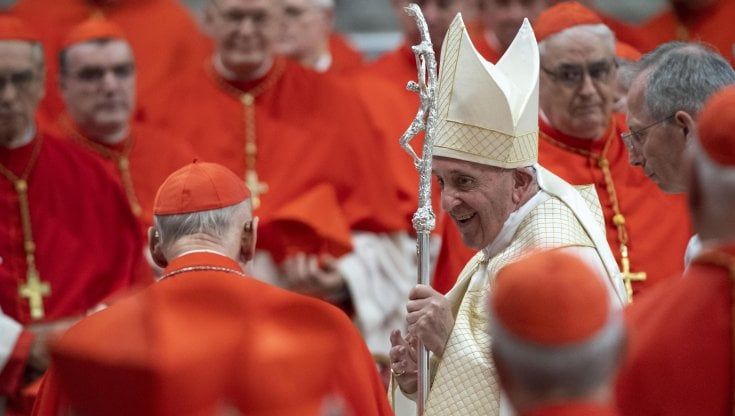 Papa Francesco ai nuovi cardinali: "Il porpora è il colore del sangue, no a corruzione e mondanità"