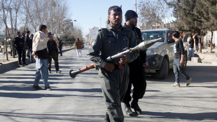Afghanistan, Isis e Talebani lottano a colpi di maxi attentati