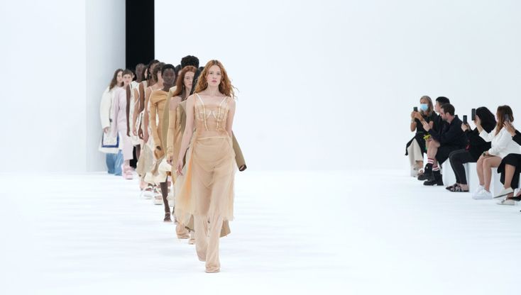 Sportmax: la sfilata della collezione primavera-estate 2022 è un gioco di contrasti