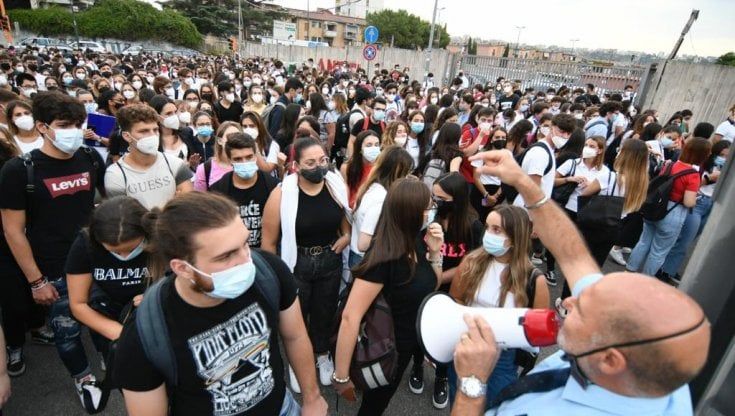 La carica degli aspiranti medici a Napoli: il primo test con Green Pass