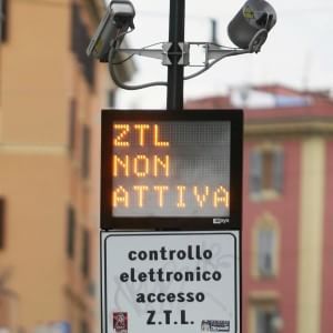 Ztl Tridente, marcia indietro del Campidoglio area divisa in due, apre un tratto ai motorini