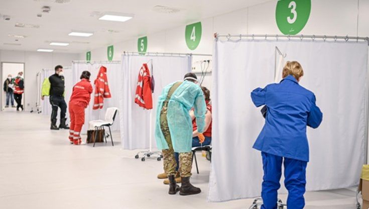 Omicron buca i vaccini? Non lo sappiamo, ma la terza dose raddoppia l'efficacia della protezione