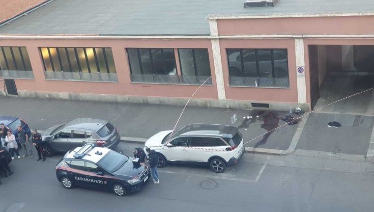 Agente della sicurezza dell'Eurospin di via Forlì accoltellato durante una rapina 