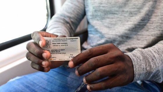 Migranti, cacciato dalla Francia si rivolge alla Corte Ue: "Illegali i respingimenti immediati"