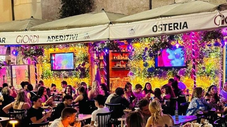 Campo de’ Fiori, salda il conto del ristorante con soldi falsi. Scoperto, aggredisce il titolare